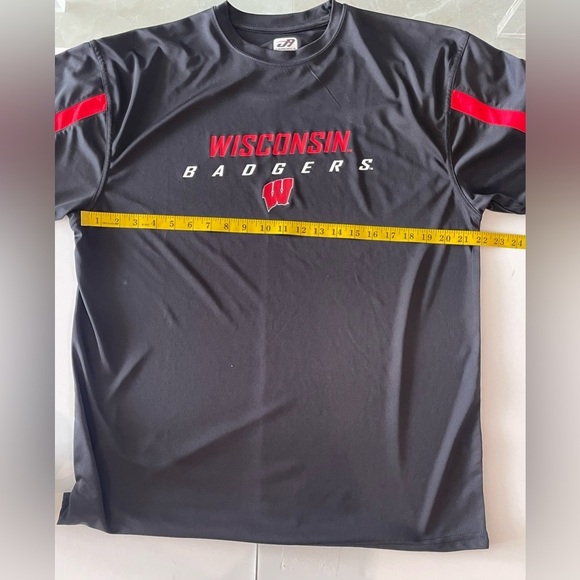 WISCONSIN BADGERS Men’s TSHIRT SIZE XL 
CHARCOAL COLOR SHORT SLEEVE CREW NECK - Picture 5 of 7